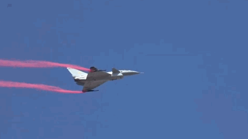 歼-10b眼镜蛇机动就在那届航展上,趁着发动机大热的氛围有记者询问