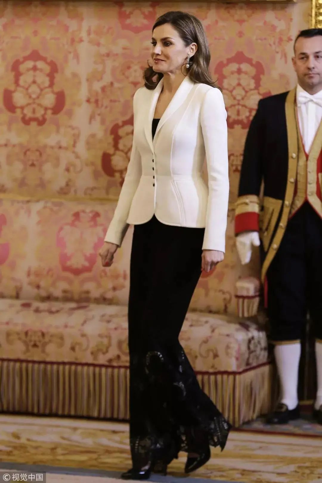 她艳压凯特和梅根曾任新闻主播战地记者西班牙平民王后的传奇成长记