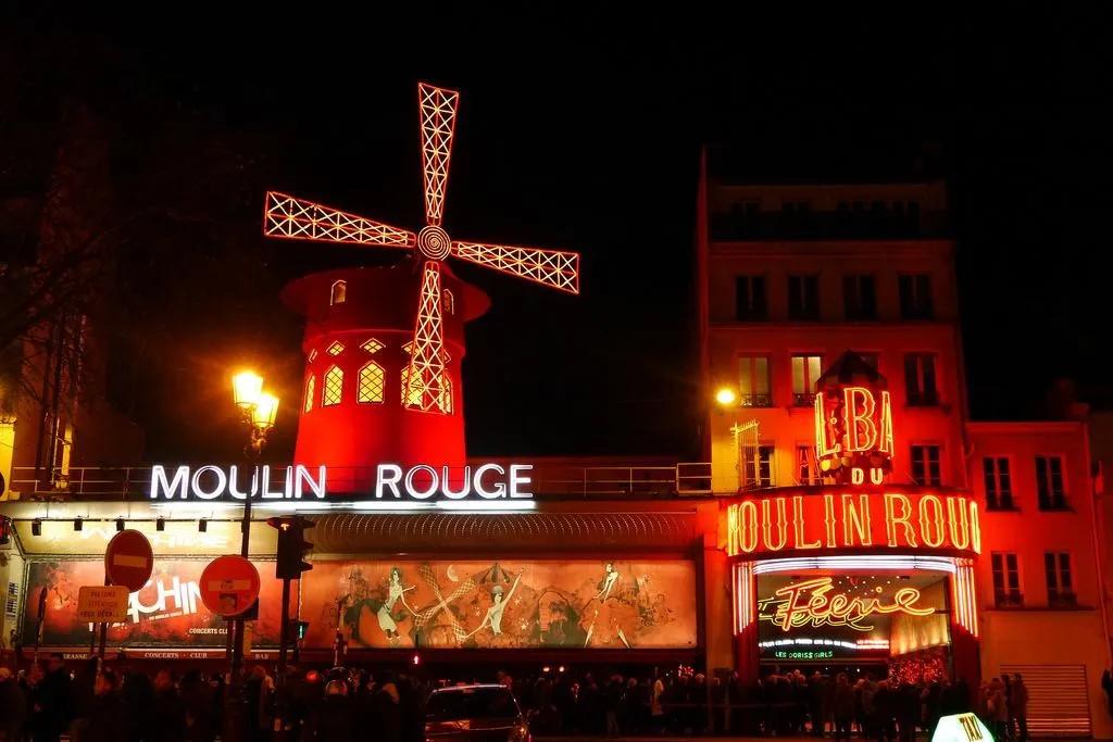 红磨坊巴黎夜幕下的风情万种