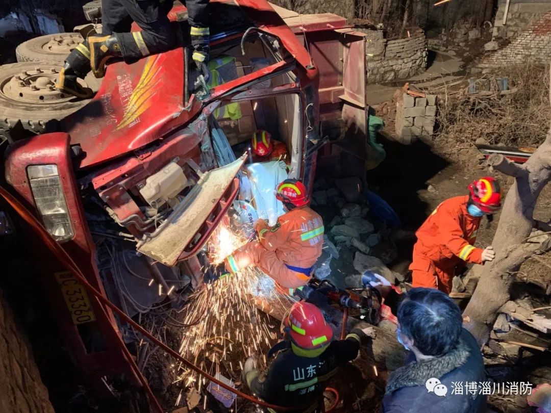 救援|货车翻进深沟,消防指战员破拆驾驶室营救_淄川区
