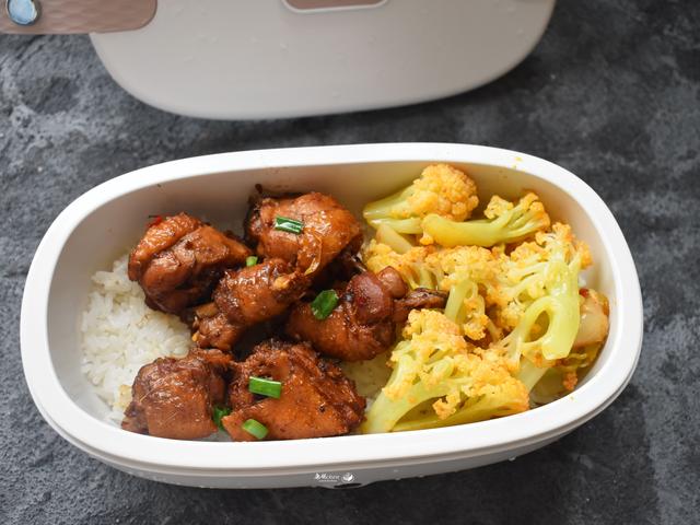 带着便当上班,只有一荤一素,同事拍照发朋友圈,都说看着很好吃