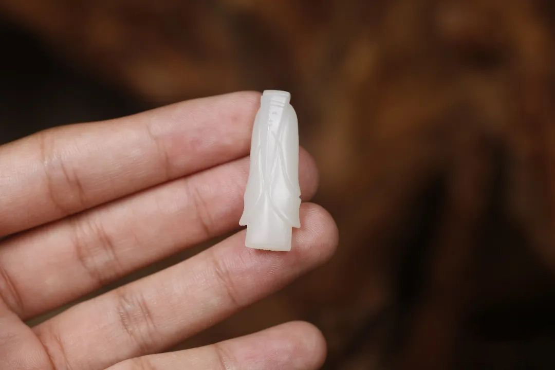 日月精华,经过匠人精心雕琢为饰,佩戴在身,可以为主人挡灾,加上翁仲的