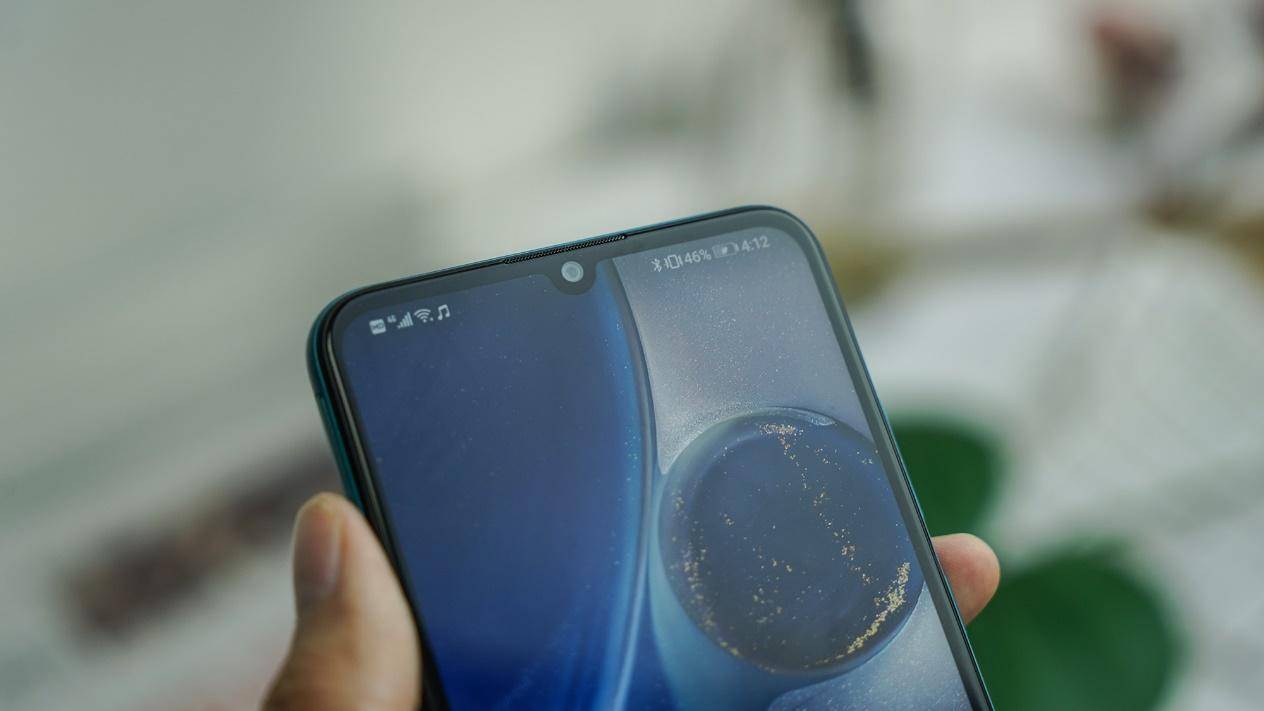 本次华为畅享10e的一大亮点就是外观,在屏幕方面,华为畅享10e采用6.