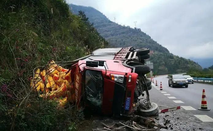 贵州丨翻车!超载近10倍,驾驶员:感觉车身歪着跑了几十米!