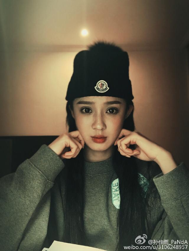 附几张孙佳雨在校期间的生活照欣赏一下:继续追剧.