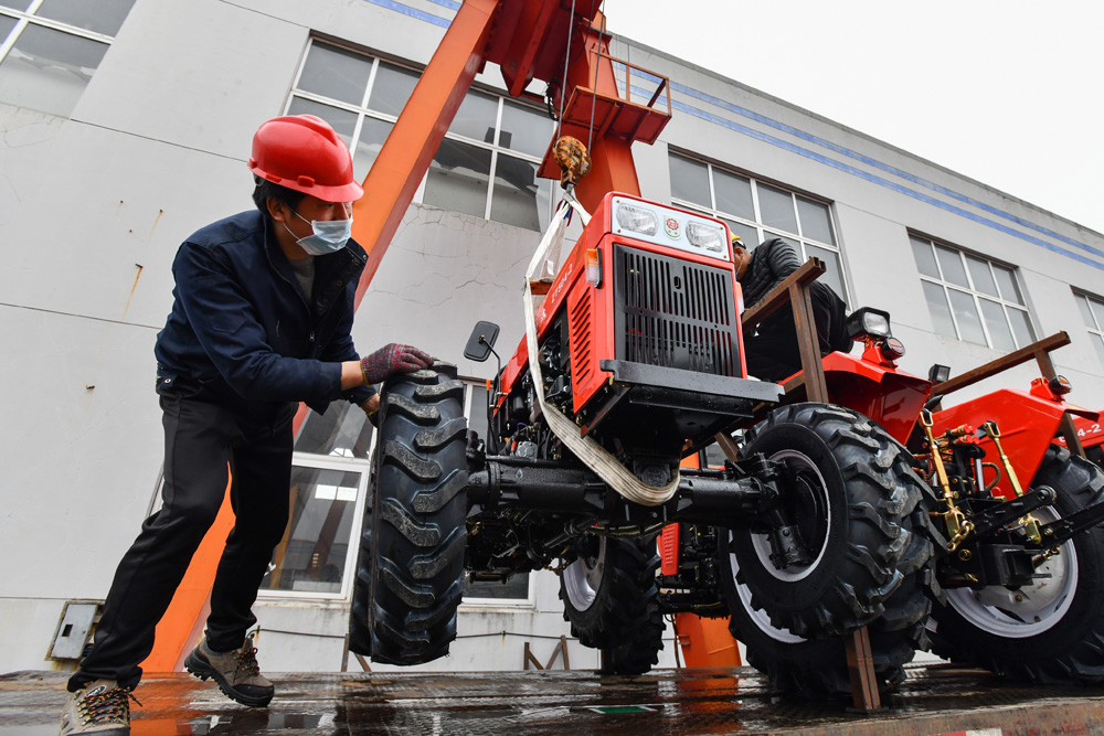 宁波奉化:春耕备耕时 农机生产忙_拖拉机