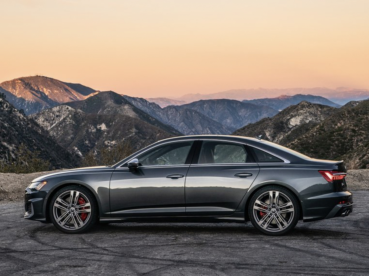 身穿西装的气质男—奥迪s6最新官图发布_搜狐汽车_搜狐网