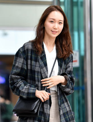 李裕英粉头发似真人芭比 破格出演电影奸臣 男友金柱