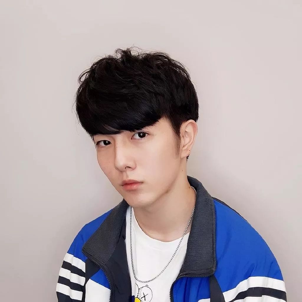 发型丨2020年男生这几款发型很流行开工上班让你气质大增