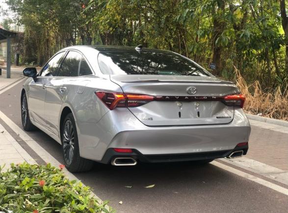 职场一姐花272万买到丰田亚洲龙身着风衣才貌双全有魅力