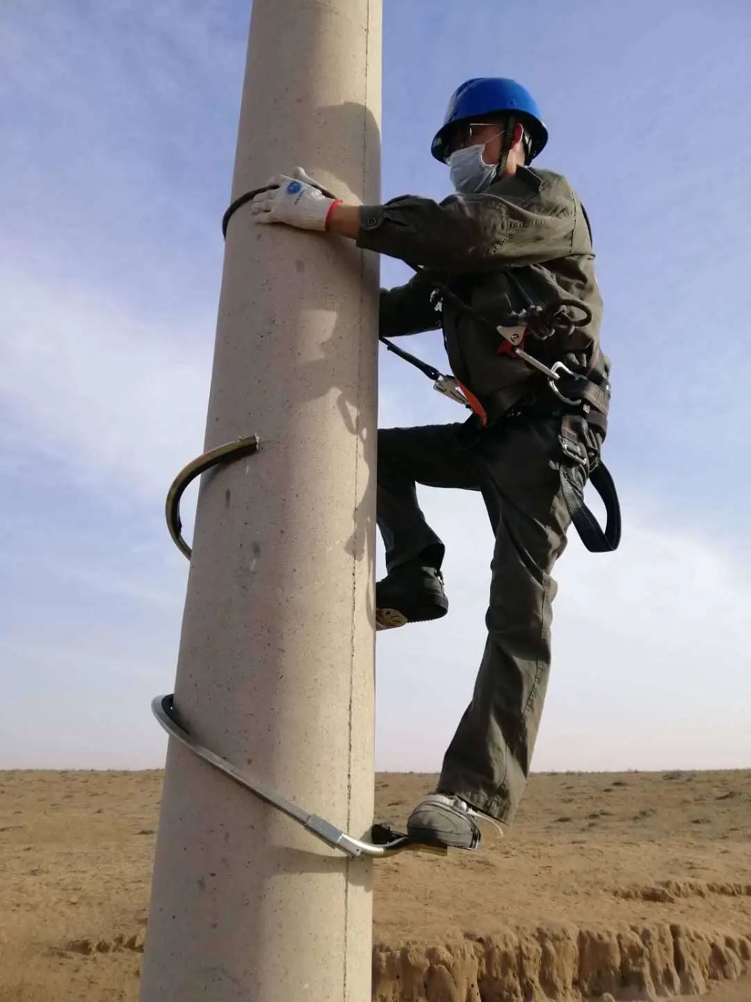 输电管理处利用检修空暇时间举办技能实操培训_脚扣