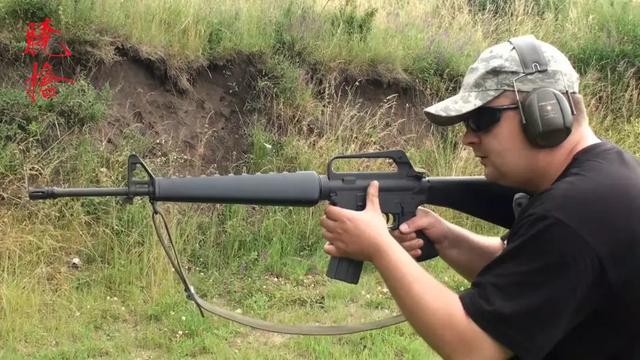 m16的空挂释放钮虽然95-1有了空仓挂机和解脱钮的设计,但使用起来