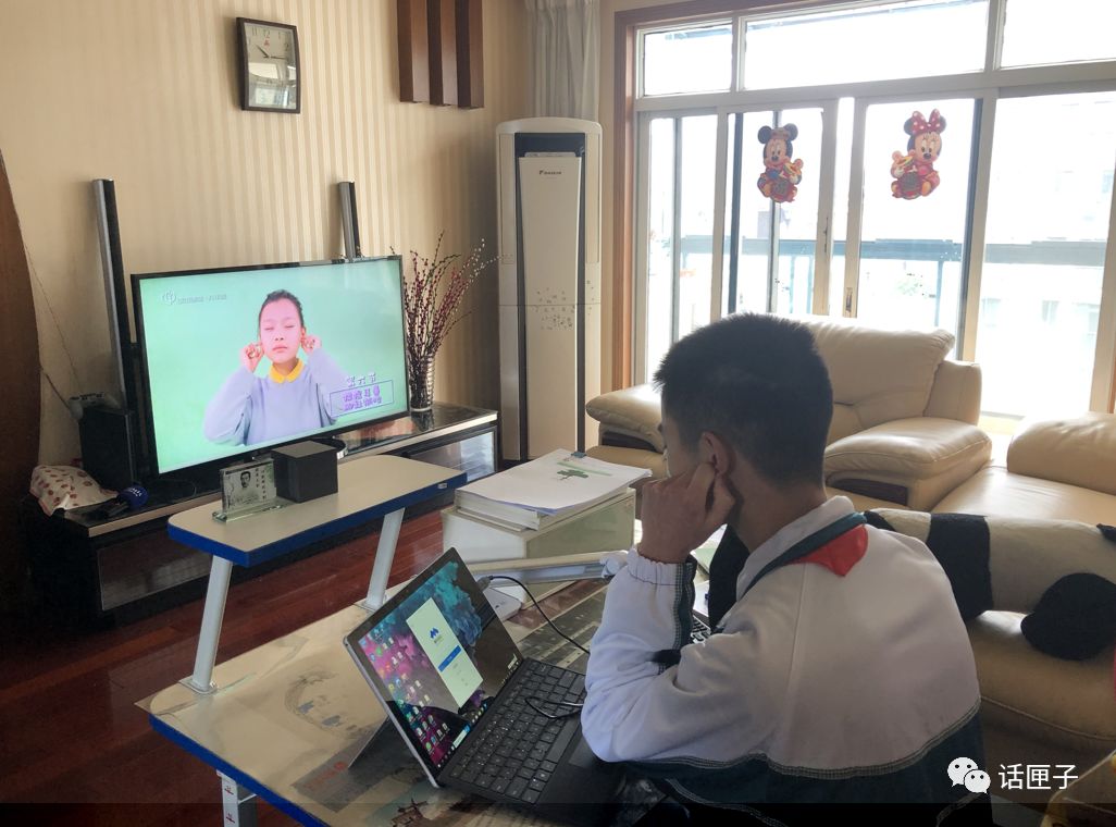 穿校服戴红领巾上海空中课堂今天正式开讲担心学习效果市教委说