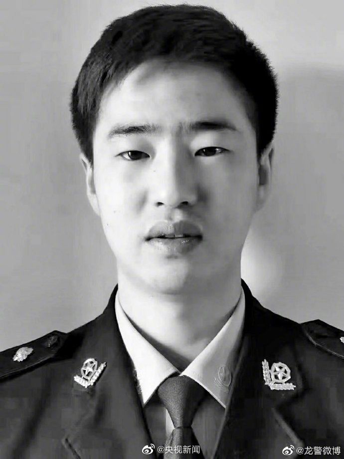 美国警员拿科比遗照泡妞请你不要污名警察二字