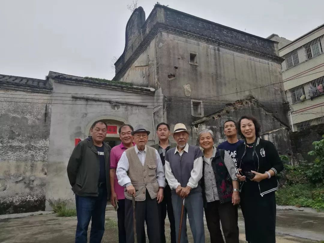 九旬黄氏兄弟俩跨越半个地球回深圳老家找到了当年父亲买下的炮楼