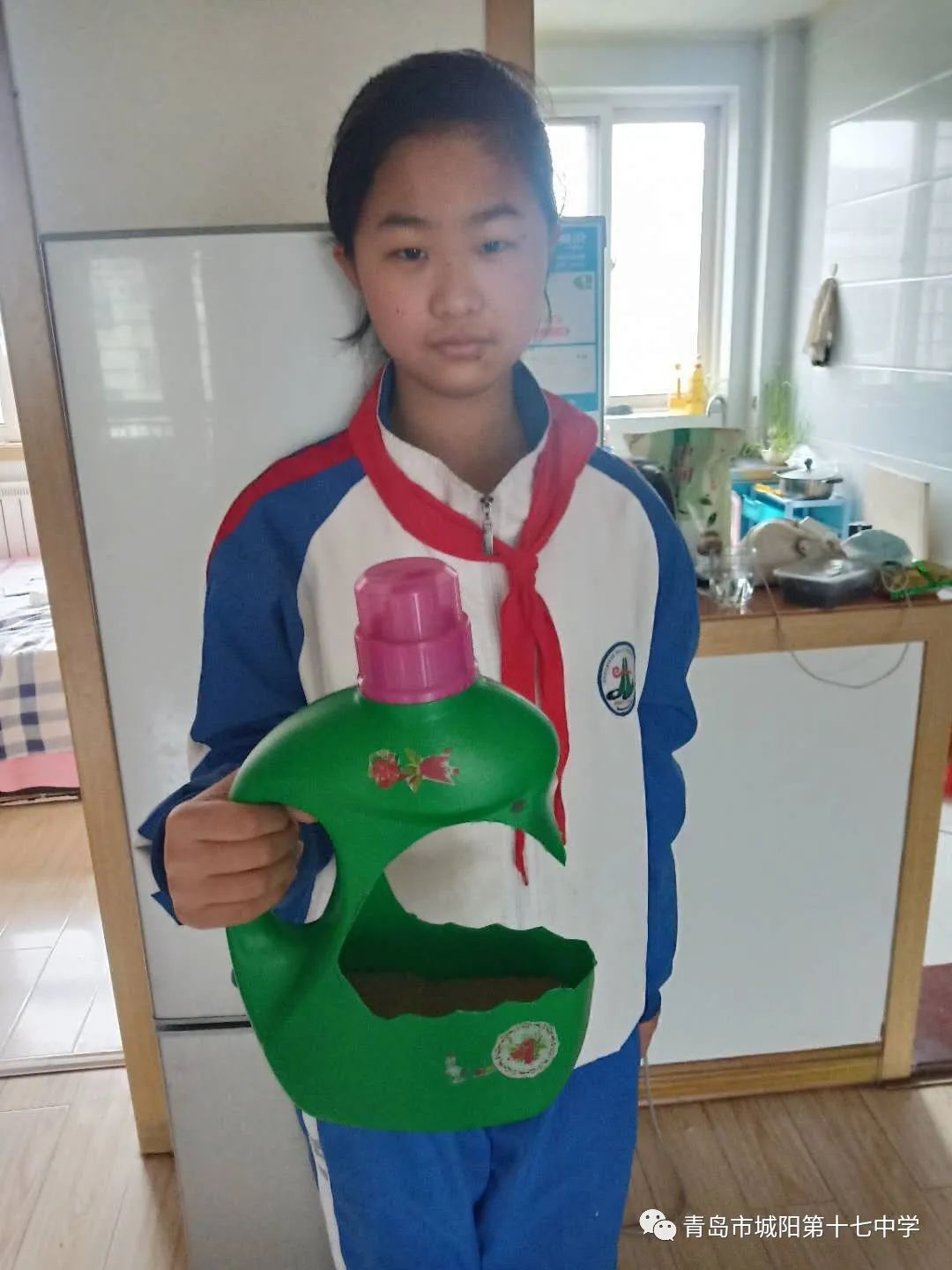 少先队员们用废弃的红酒木箱,牛奶包装盒,矿泉水瓶等,按照生态环保