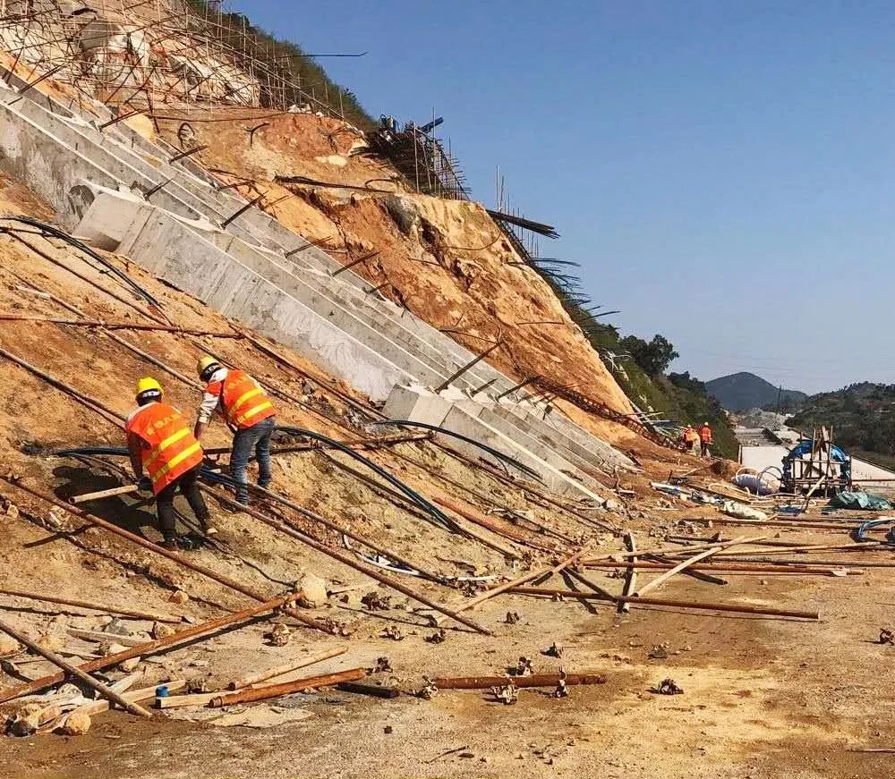 沿线多个标段的边坡,水稳垫层,路面等工序均已陆续恢复建设.