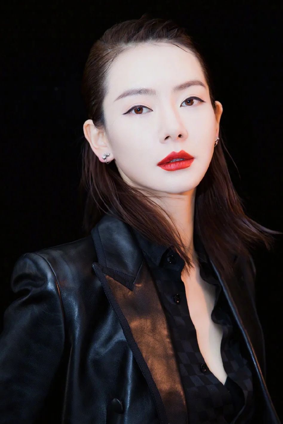 黑色比较沉闷,容易显得皮肤暗沉,所以需要颜色鲜艳的口红来提亮~代表