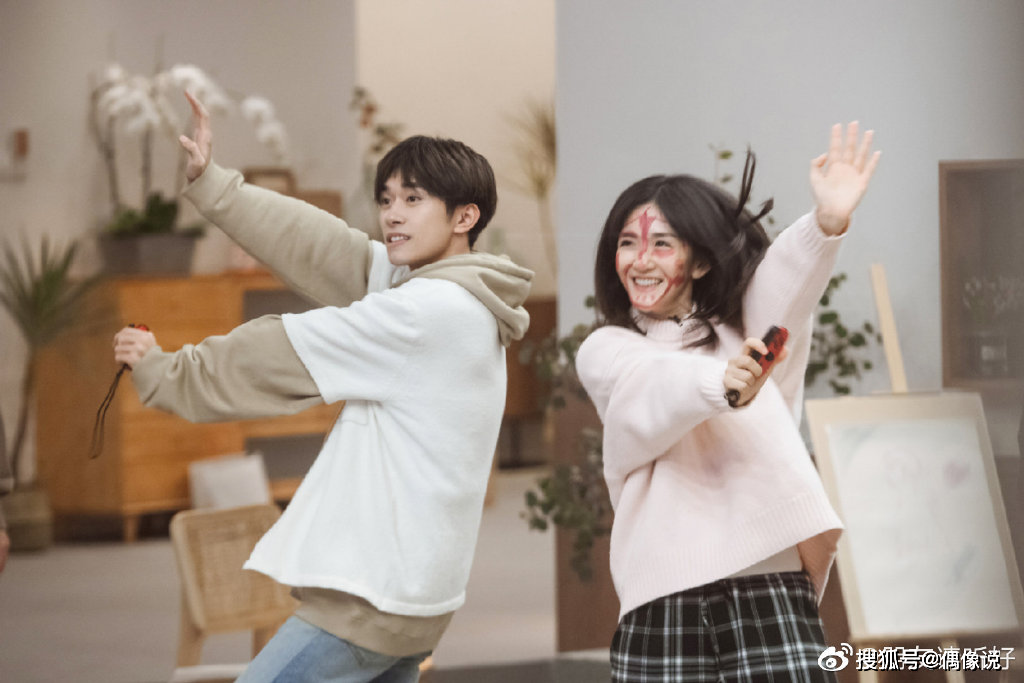 在《人物》专访中,易烊千玺提到了一个叫"阿深"的人,这个人是易烊千玺