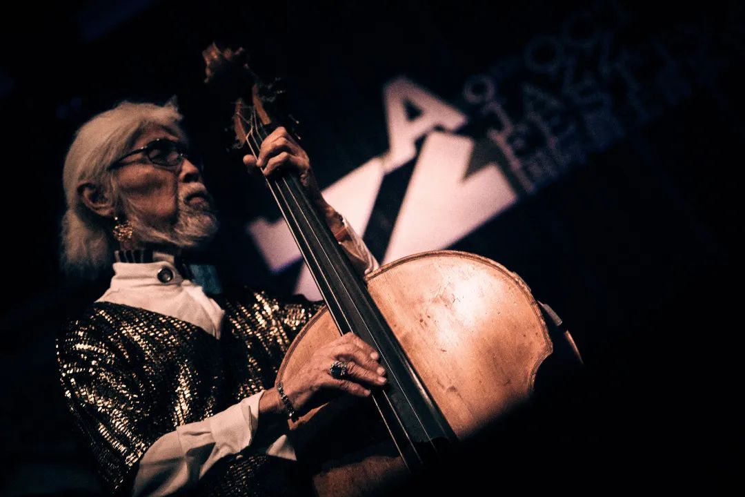 他身边彪悍的女萨克斯,以及略像刘以达的吉他手