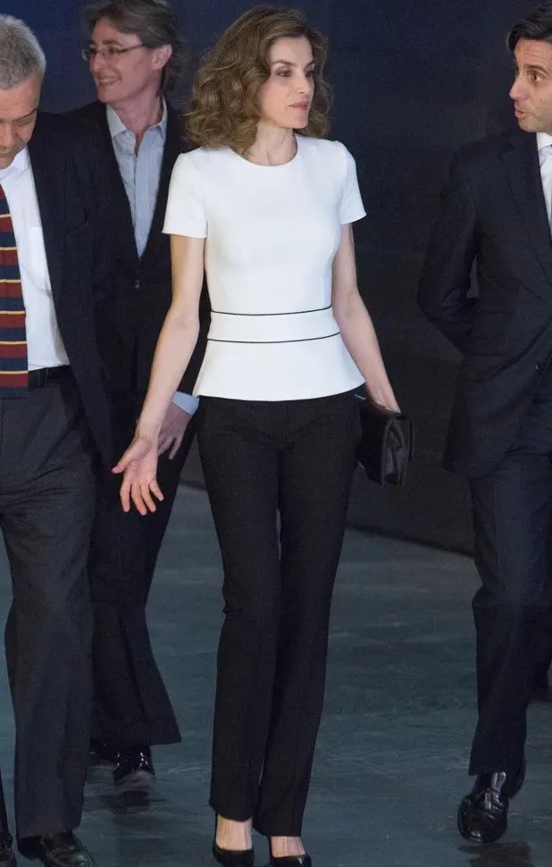 她艳压凯特和梅根曾任新闻主播战地记者西班牙平民王后的传奇成长记