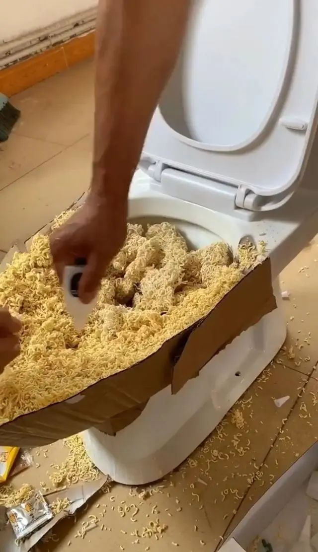 答:首先把泡面倒进马桶里,然后撒上调料.