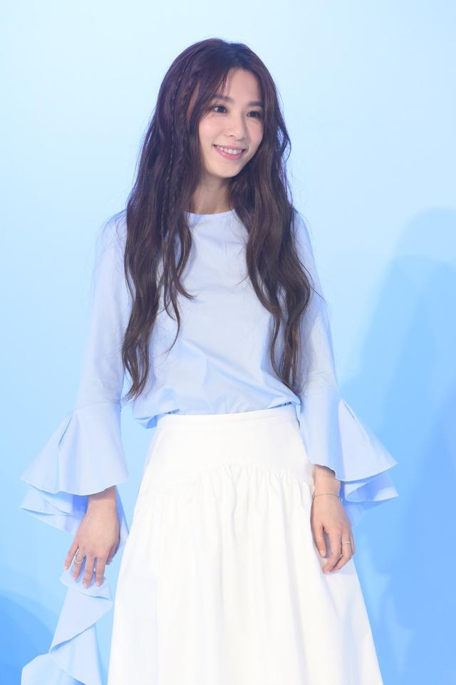 被田馥甄美到了,蓝色花边上衣搭配白裙嫩回少女