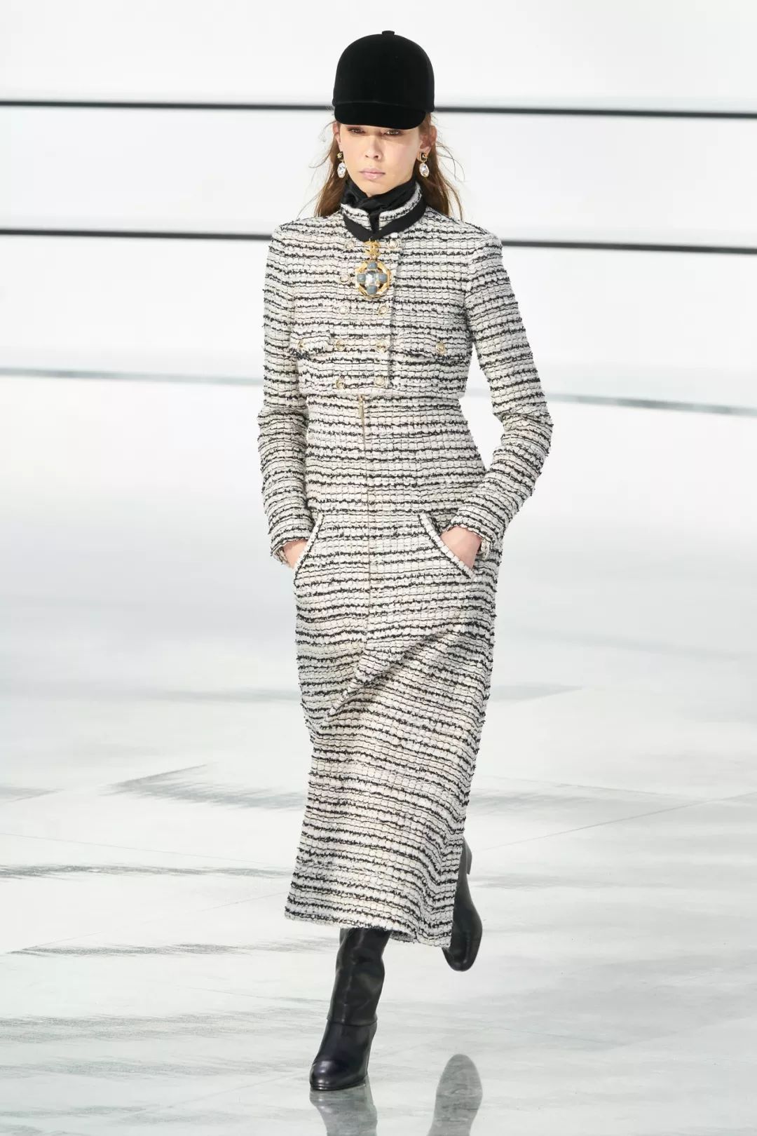 香奈儿chanel2020秋冬永远是巴黎时装周的大魔法师此时的巴黎大皇宫被