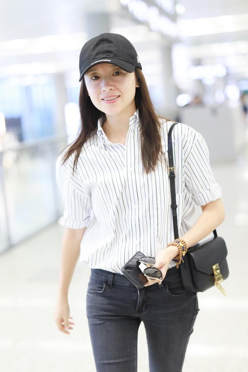 原创39岁董洁素颜走机场衬衫搭配牛仔裤清新减龄高级气质太惊艳