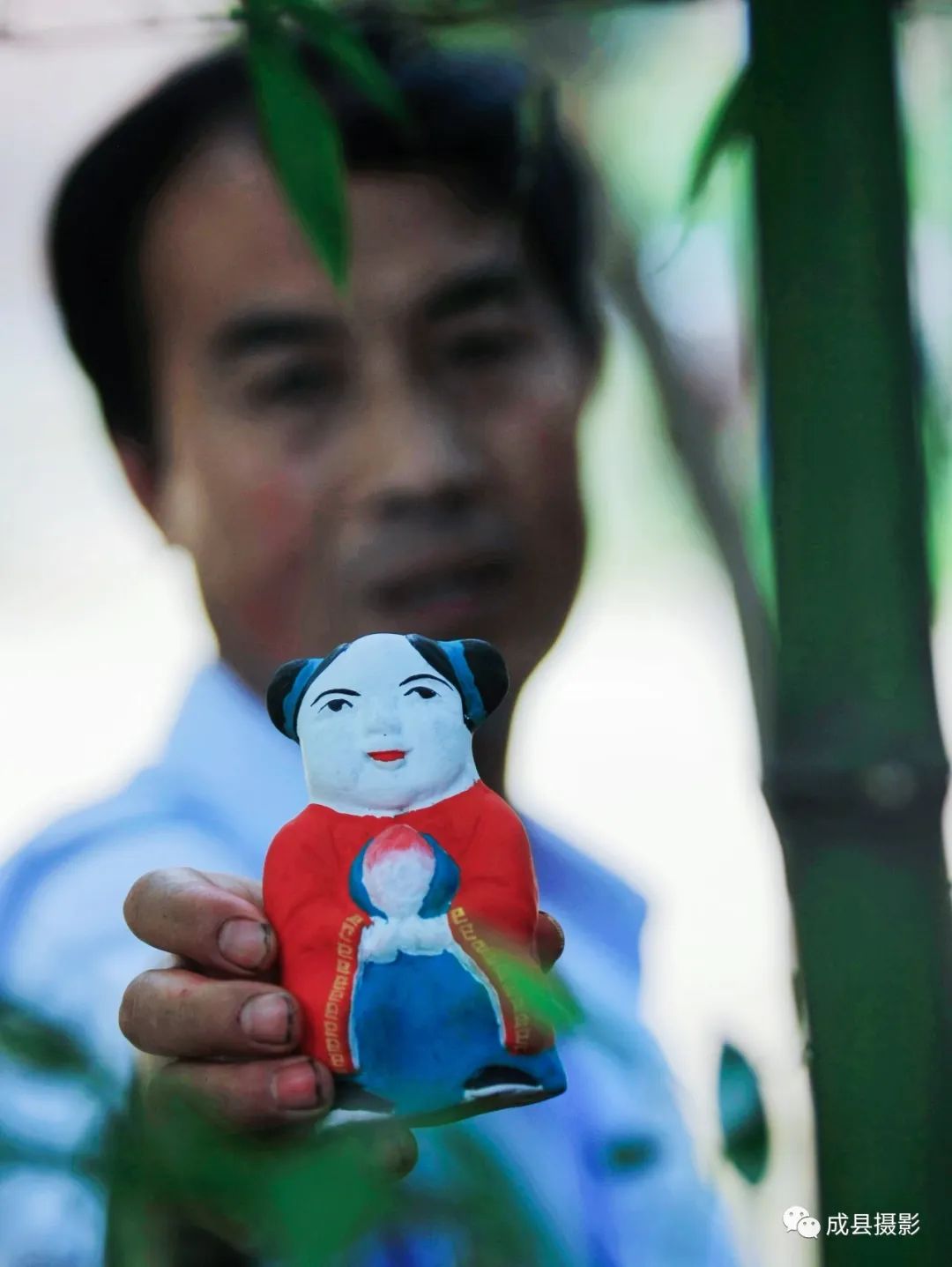 05.竹篮寨泥塑第三代传人张小林展示泥人新作———送子观音.