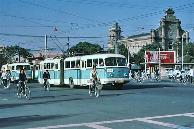 重慶,無軌電車,1983年. 大連,有軌電車,1983年. 哈爾濱