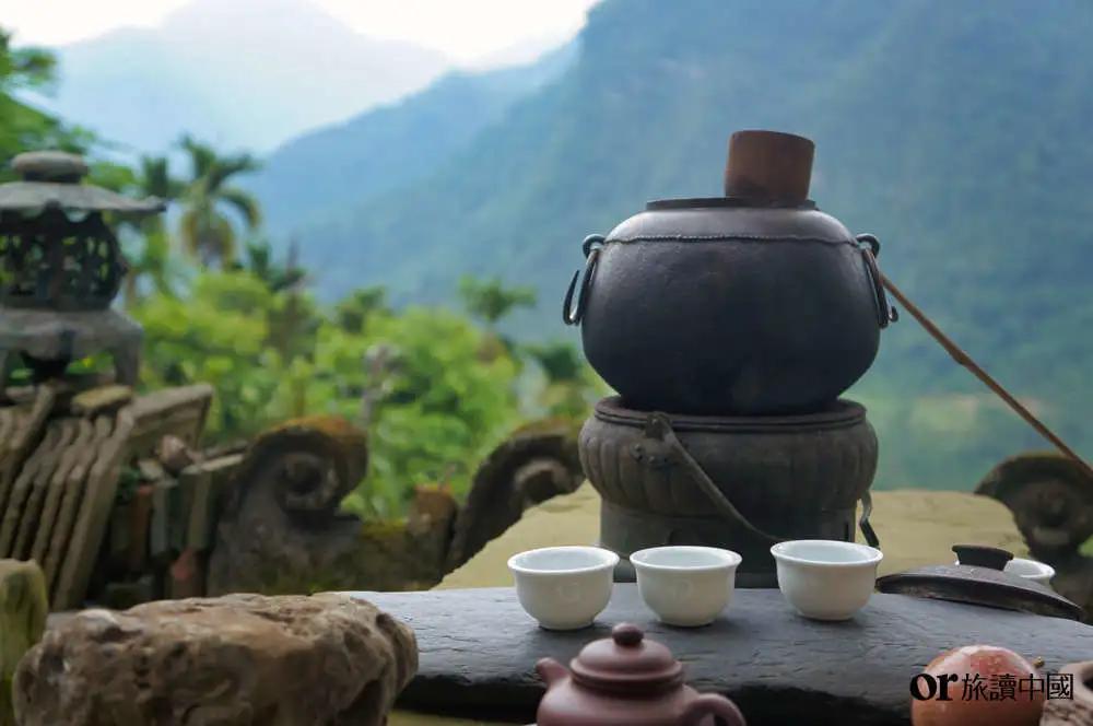 有苏轼取江水煮茶,一句"活水还须活火烹,自临钓石取深清"就将山间煮茶