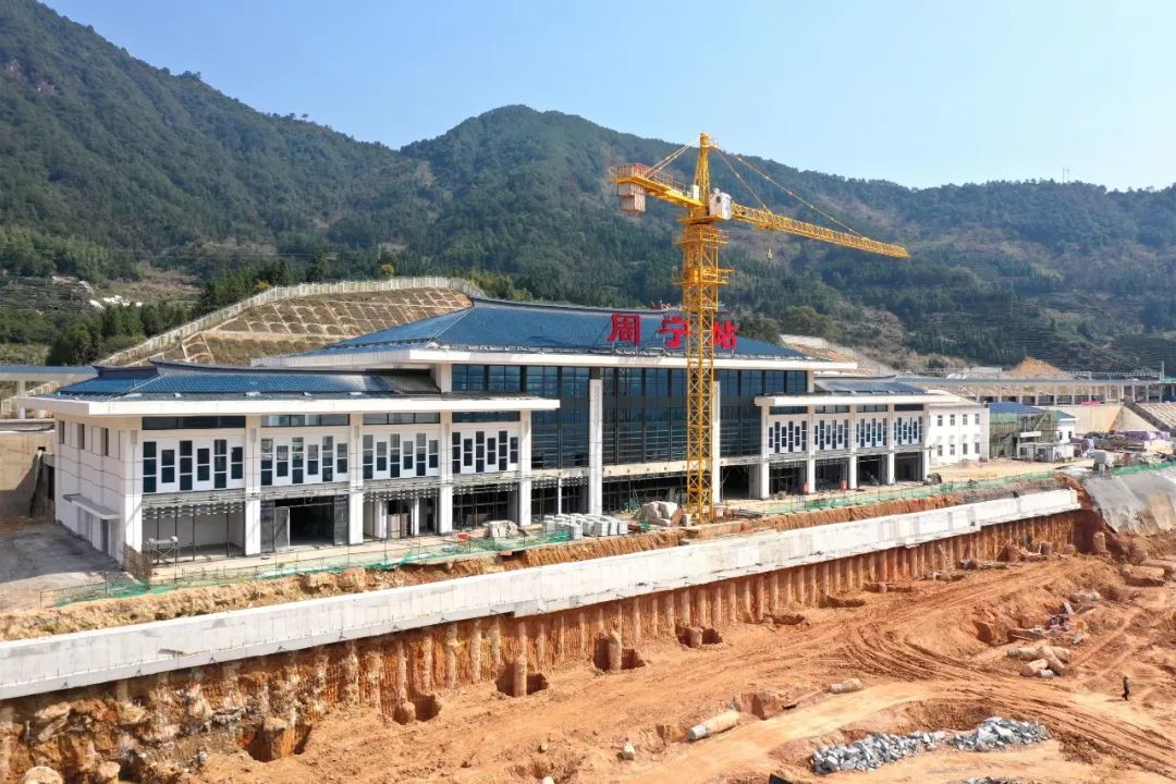 衢宁铁路周宁站外观总体已建成,预计今年9月实现开通运营!