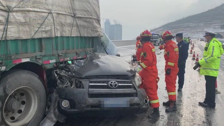 下雪开车车祸图片图片