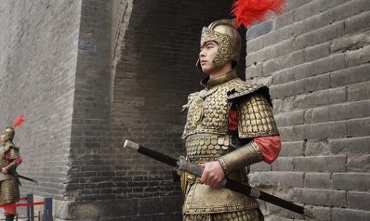 皇帝夜晚归来,士兵:就算天王老子来了,也不开城门!皇帝:重赏