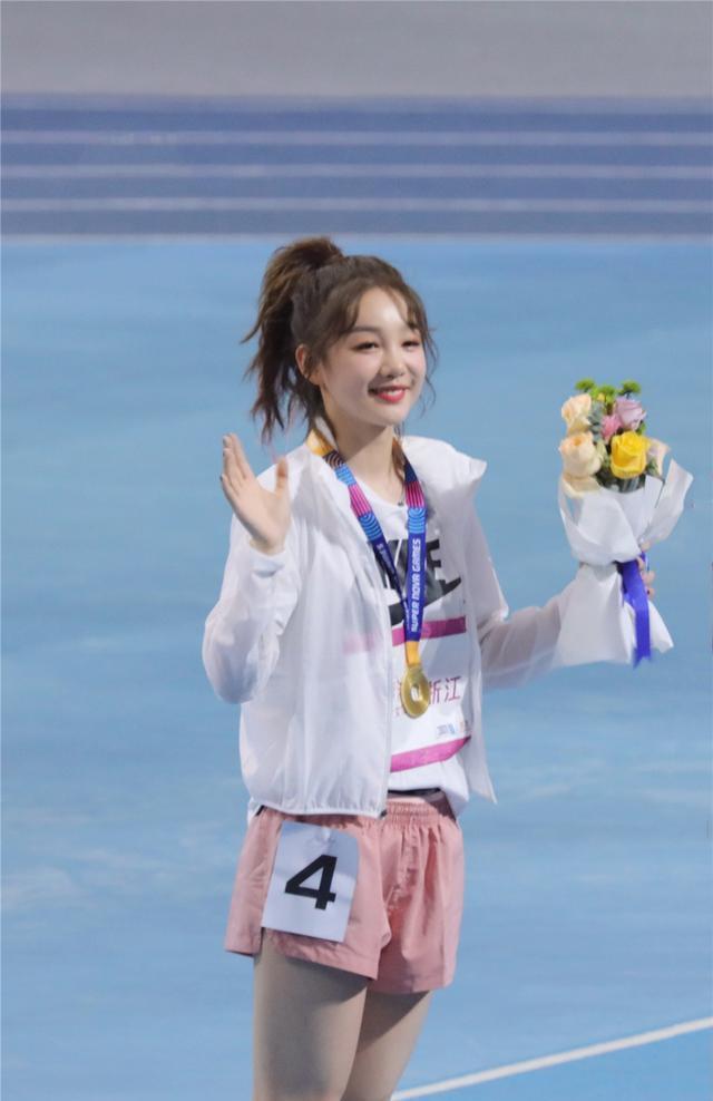 杨超越突发高烧退赛徐梦洁发挥失常痛失冠军与队友相拥落泪