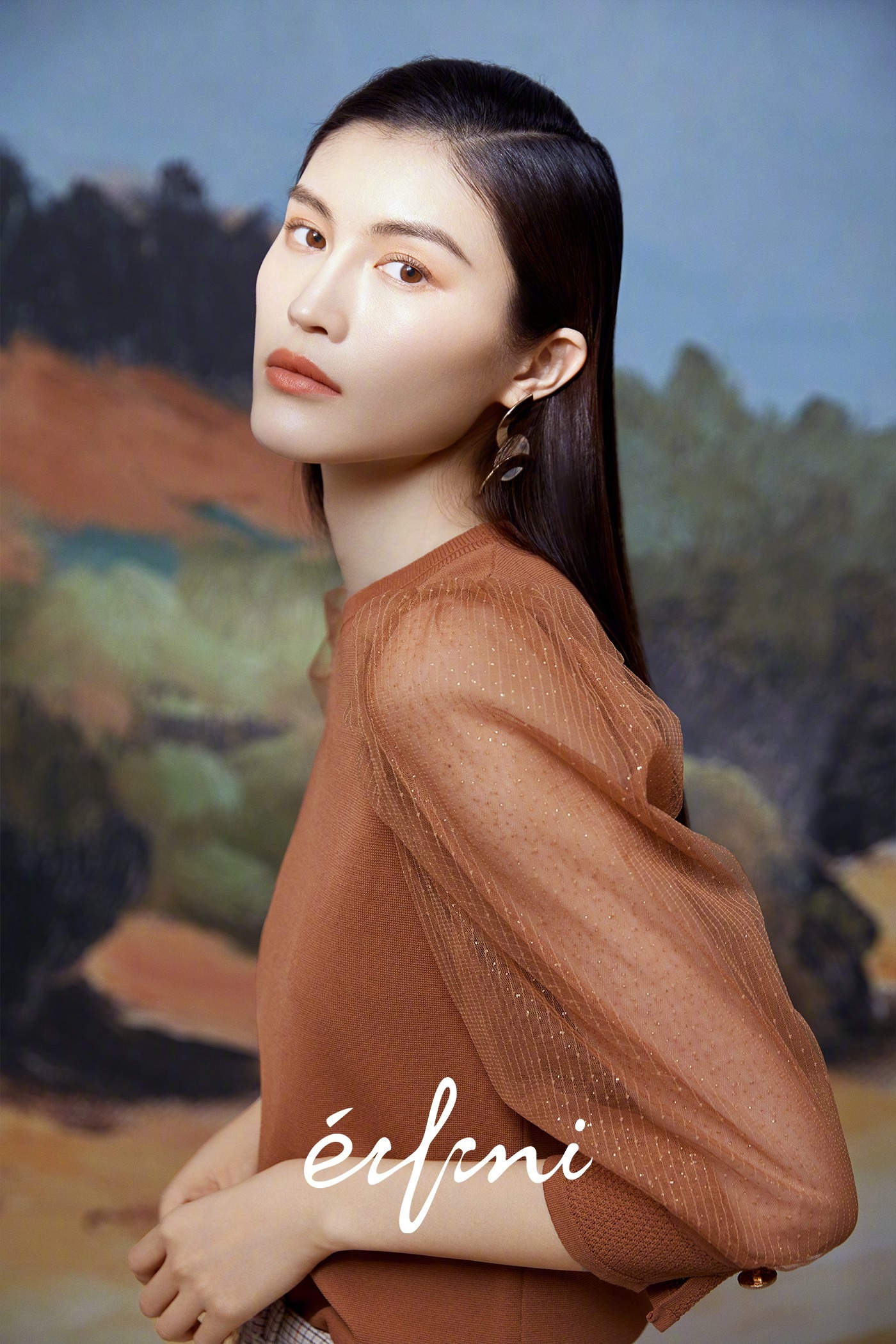 超模何穗演绎春夏广告大片 "自然回溯"