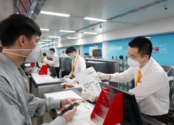 日前,海航集团全面推进复工复产工作,航班运力大幅恢复,机场进出港