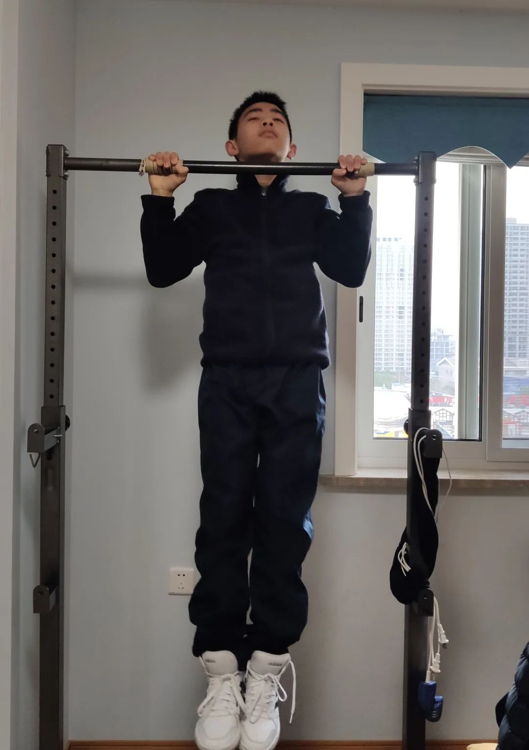 有的同学跟着"空中课堂"做广播体操,还有的同学跳绳单杠锻炼耐力.