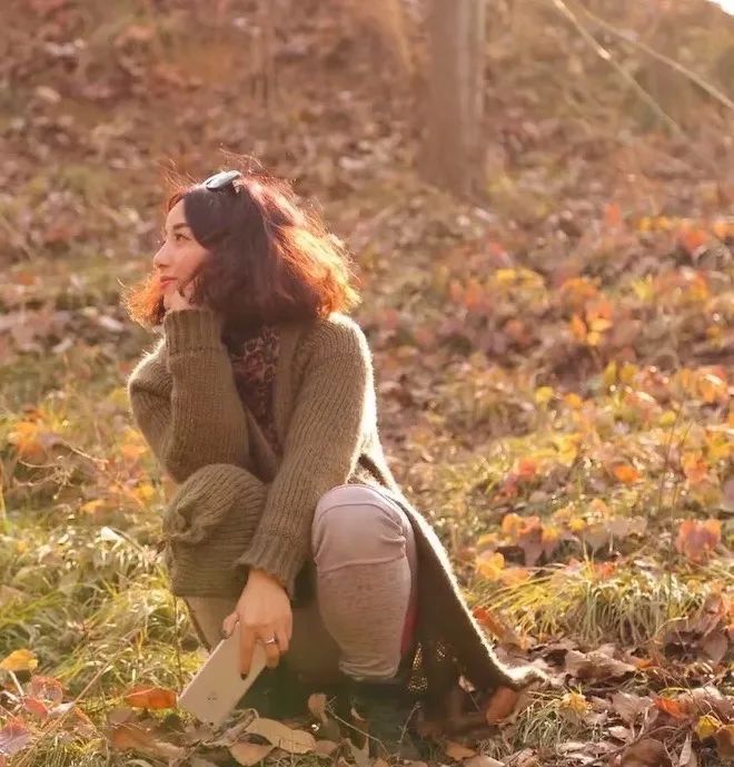 张静雯诗人,有作品发表于《诗刊》,《诗探索》,《飞天》,《视野》等