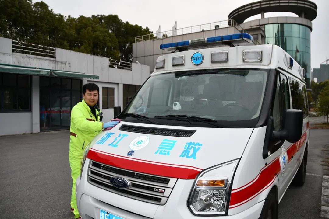 叶佳斌,90后退伍军人,在湖州市急救中心救护车驾驶员的岗位上勤勤恳恳