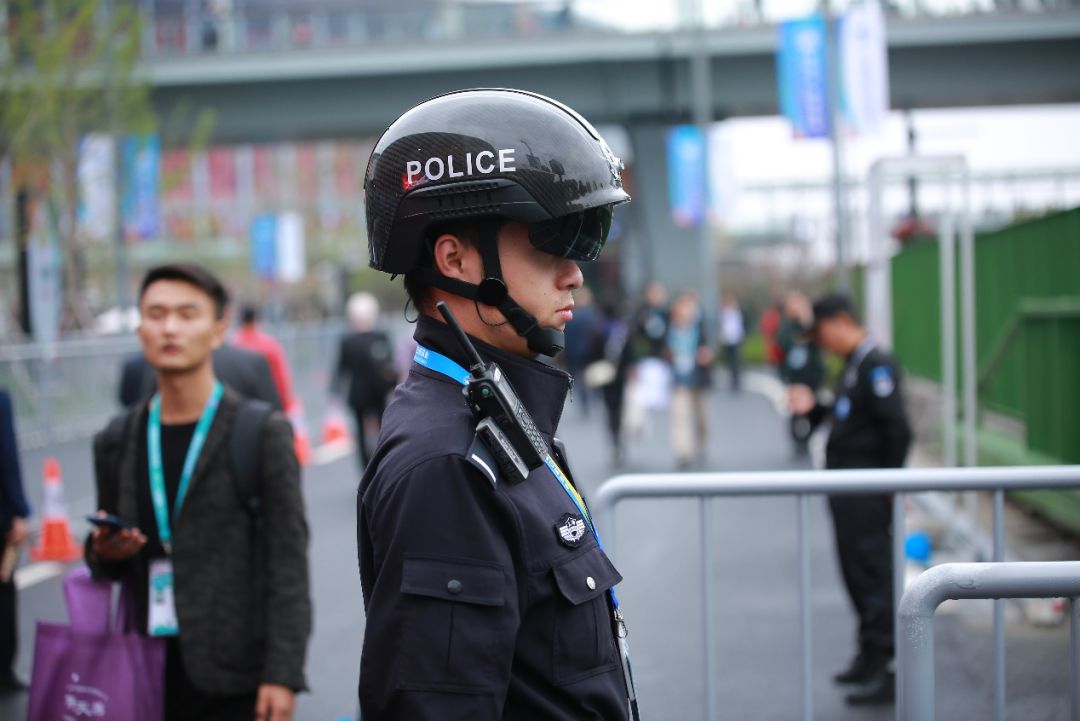 人工智能ai黑头盔亮相成都警察街头2分钟筛查上百人体温
