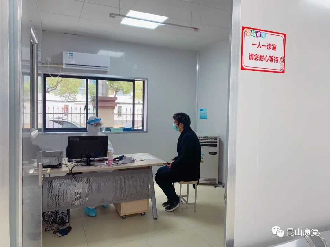 责任重大发热门诊,留观病房设立防护监督员对医务人员穿脱防护用品