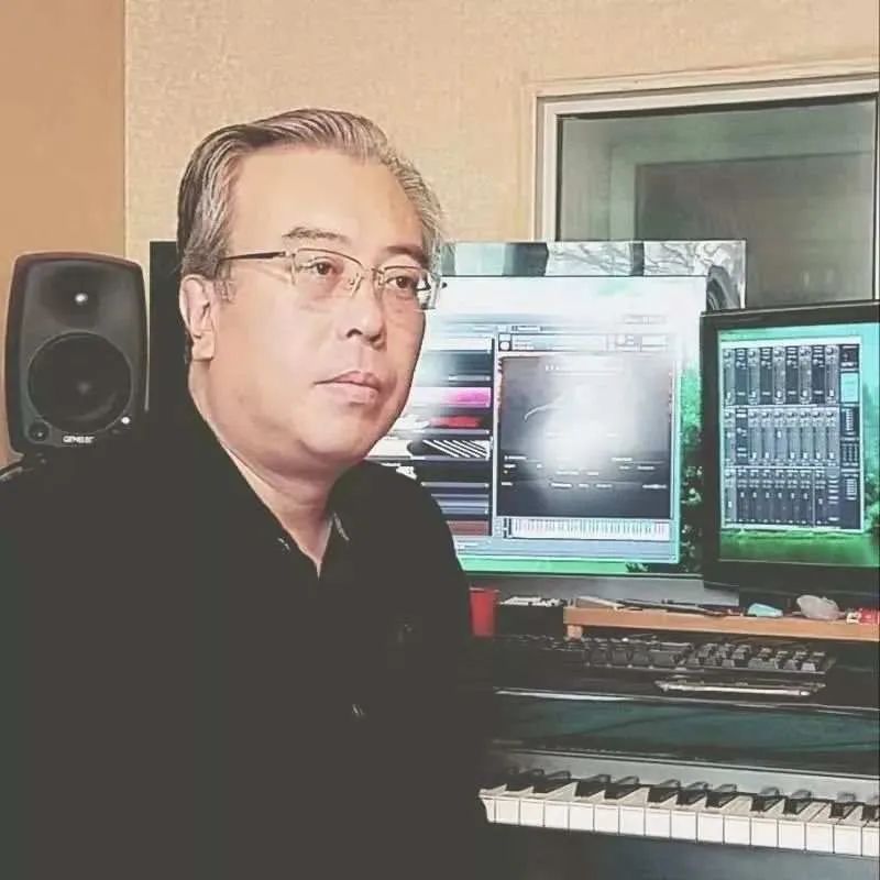 音乐教师,专业从事音乐创作,改编,编曲制作和录音以及后期缩混等事宜