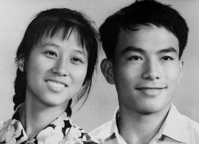 儿子看到父母年轻照片讽刺说妈你嫁爸是被威胁的吧