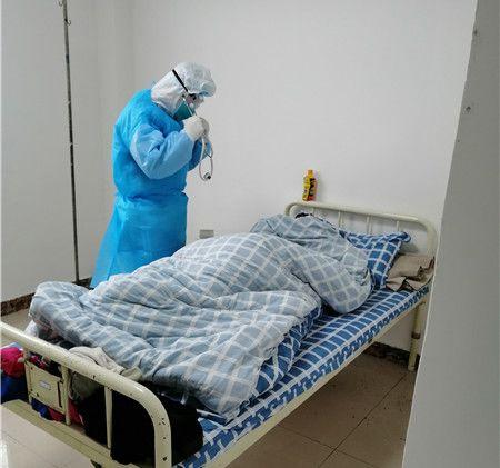 甘显军第一批进入隔离区把家安在了医院