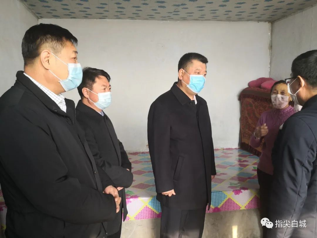 在肖旭的母亲孙艳秋家中,林海峰与她亲切交谈,详细询问生活和工作情况