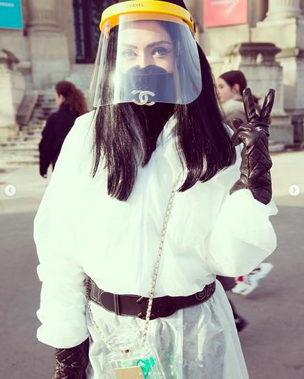 时装周街头潮人一样,把这个随身必备的防疫小物——口罩当成日常穿搭