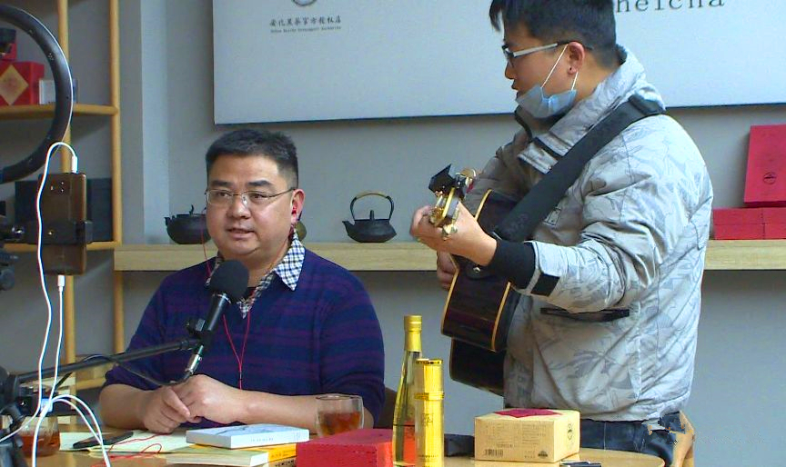 3月3日晚,安化县委常委,副县长陈灿平在抖音app上直播说安化黑茶,直播