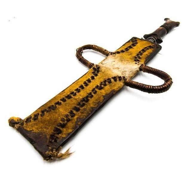 古代刚果地区的黑人使用只在动漫里出现过的门板大剑砍人